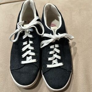 Ellen DeGeneres, navy blue canvas sneaker